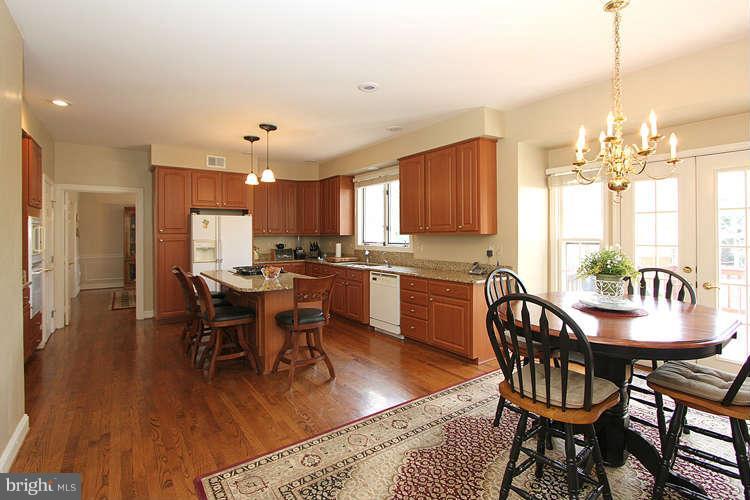 1136 Round Pebble Lane Reston, VA 20194 - Photo 9 of 30 Kitchen