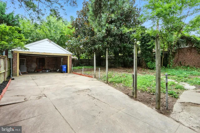 a view of a house with backyard and porch