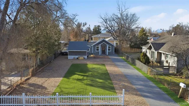a view of a yard in front of house