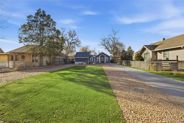 a view of a house with a yard