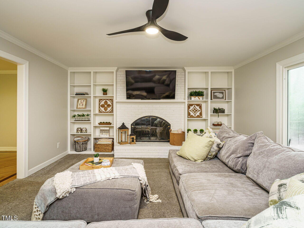 010-1280x960-family-room