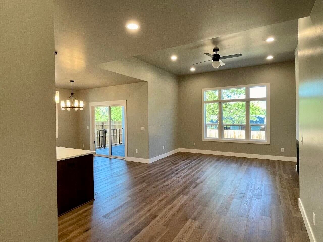 347 Randy Street Ashland, OR 97520 - Photo 19 of 36 Living Area