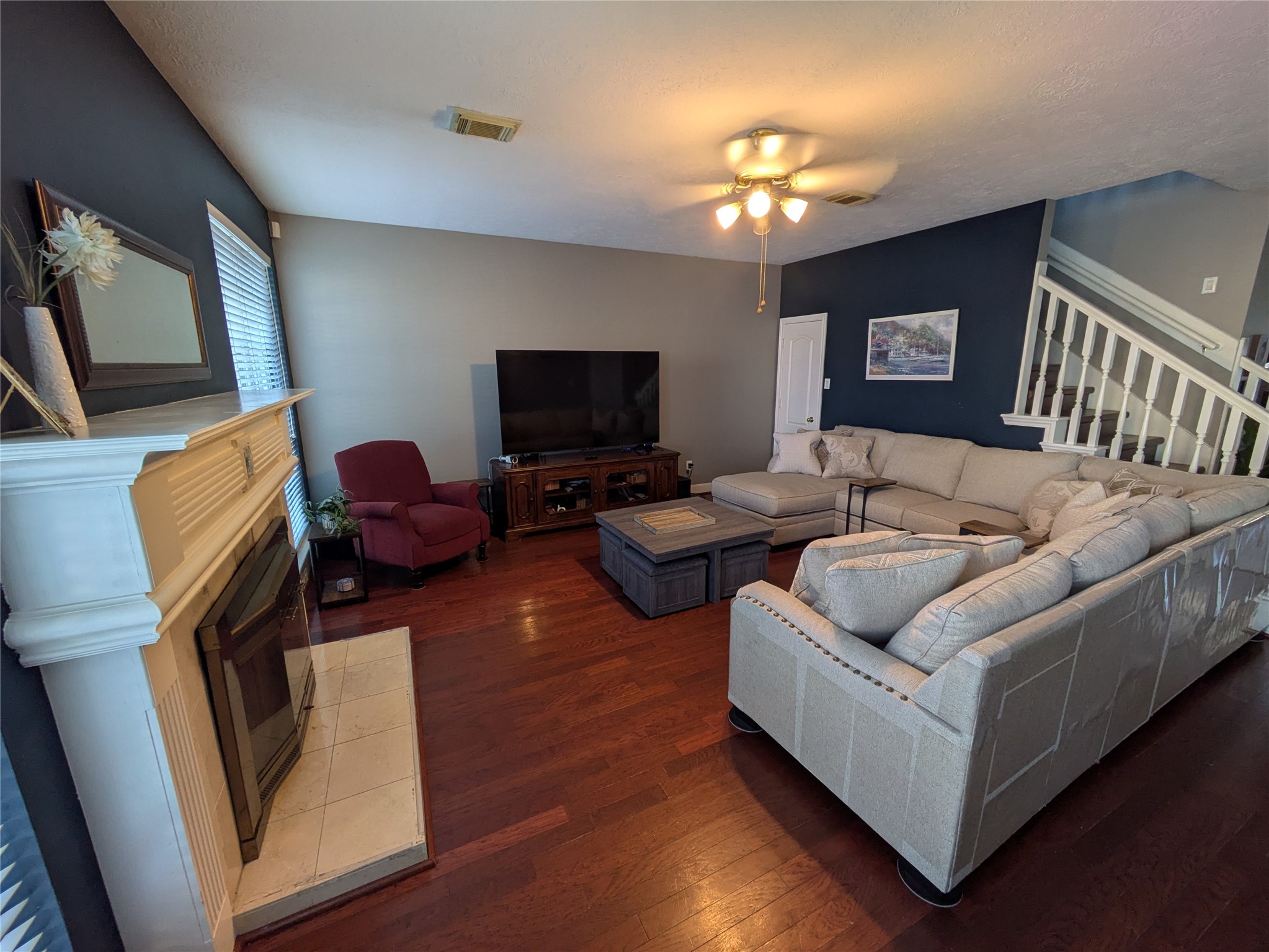 9222 Symphonic Lane Houston, TX 77040 - Photo 3 of 33 Living Room