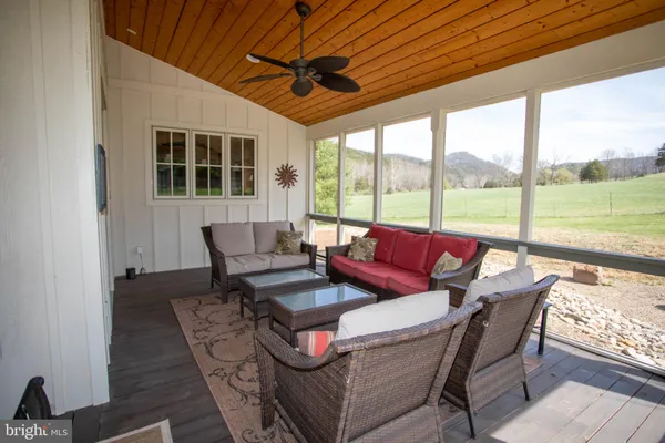$848,000 | 41 Farmhouse Lane, Lost City, WV 26810