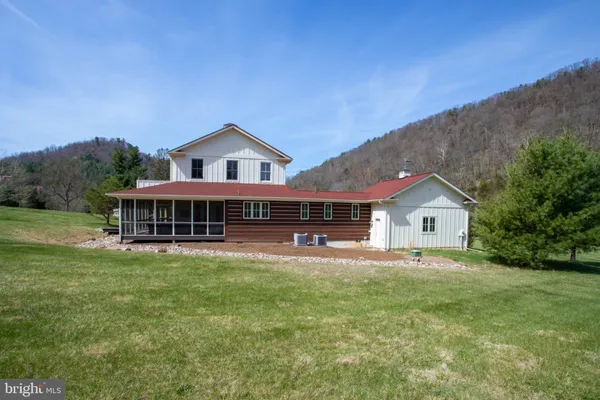 $848,000 | 41 Farmhouse Lane, Lost City, WV 26810
