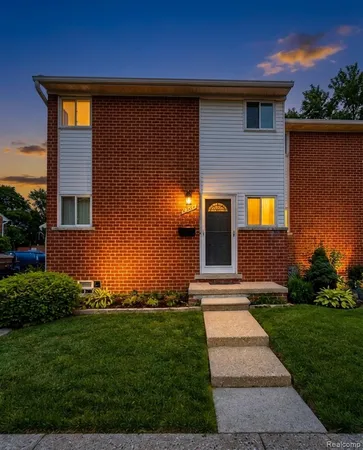 $59,999 | 8665 Sterling Street, Center Line, MI 48015