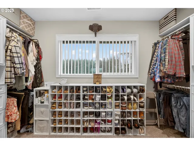 a black and white photo of a living room
