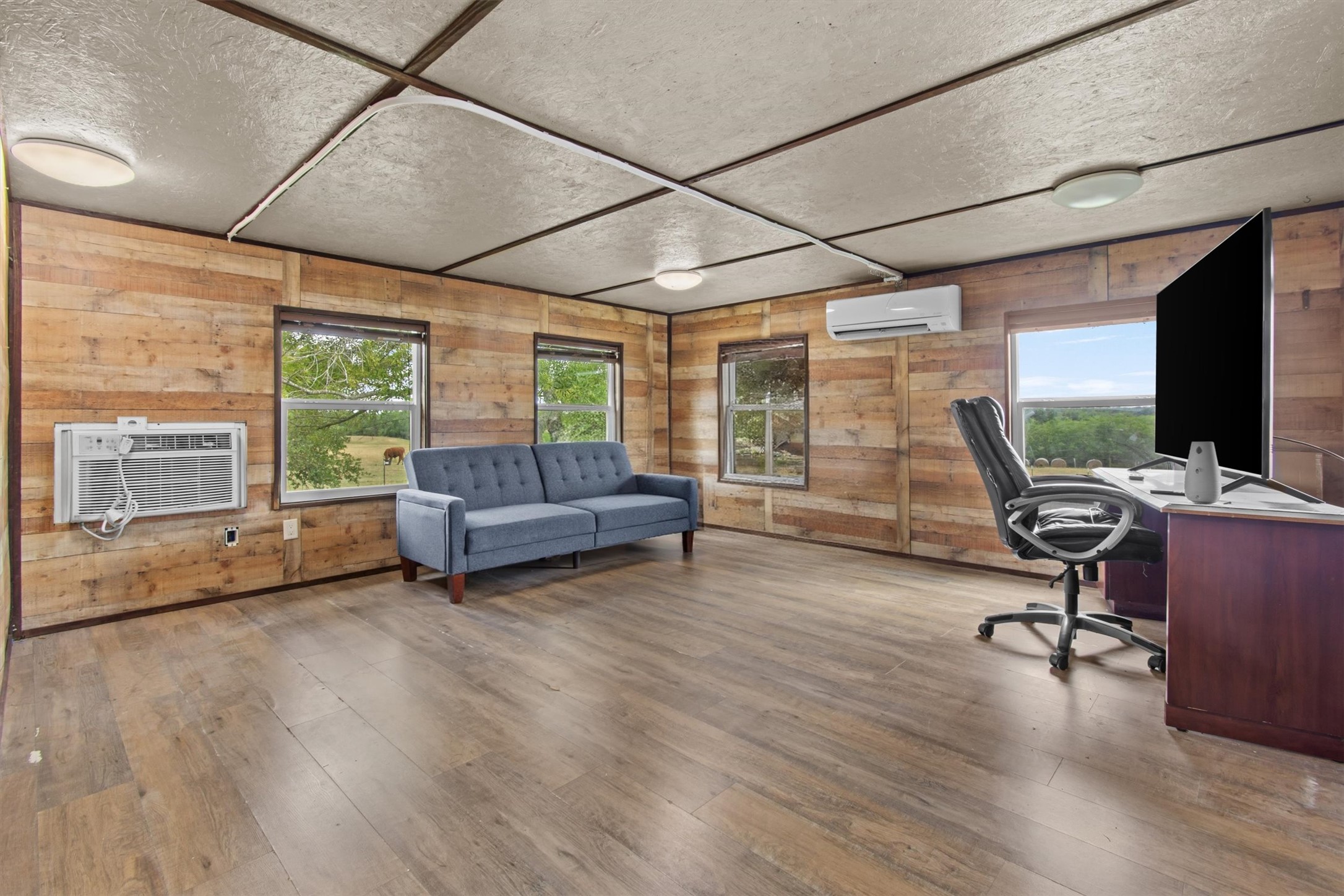 480 Grandpa Road Lockhart, TX 78644 - Photo 29 of 35 y. Nearby, a 800 sq ft duplex features two fully outfitted 400 sq ft units—with a
kitchen, tiled bath, and washer/dryer hookups—offering flexible guest or rental options.