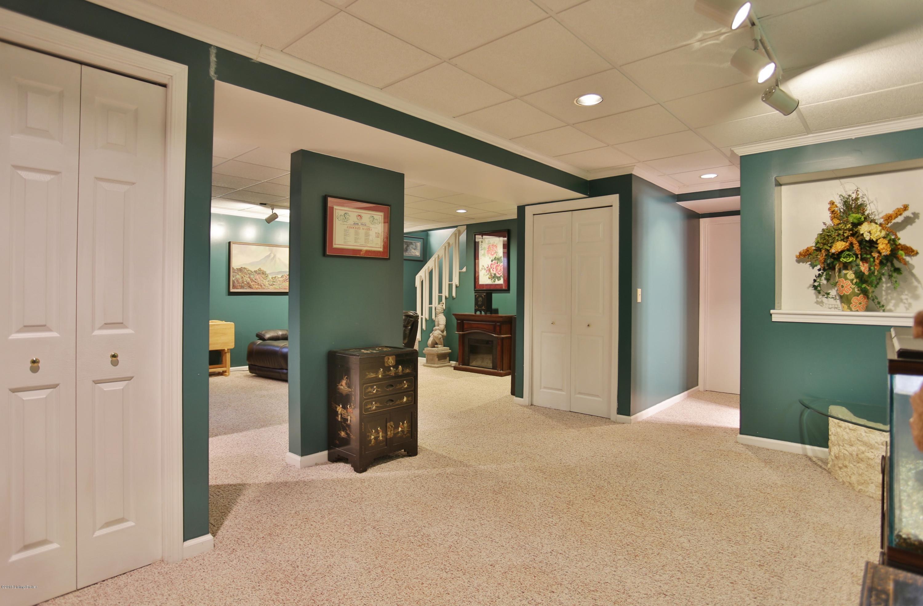 7311 Bluffington Road Louisville, KY 40291 - Photo 34 of 39 32