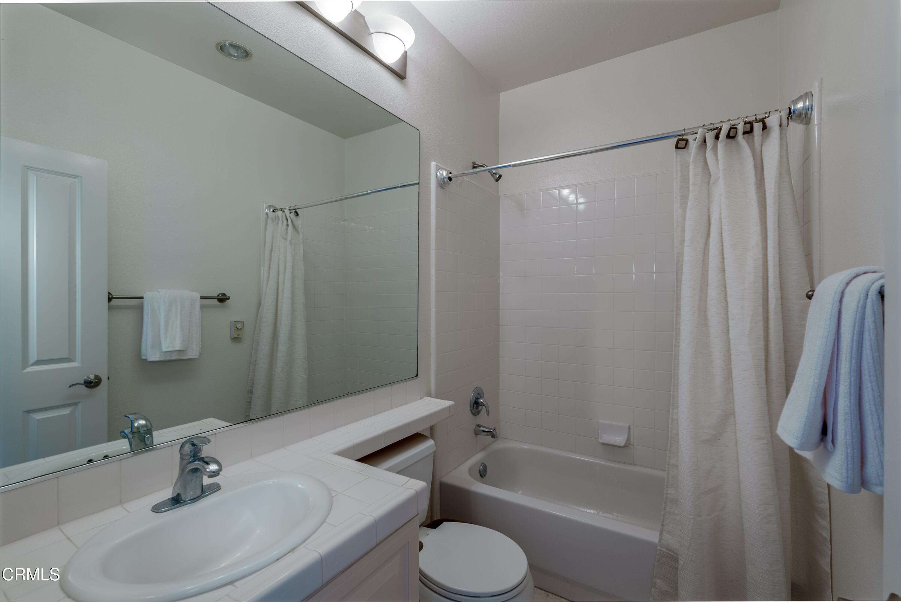 3633 Fairmont Lane Oxnard, CA 93036 - Photo 25 of 42 Bathroom