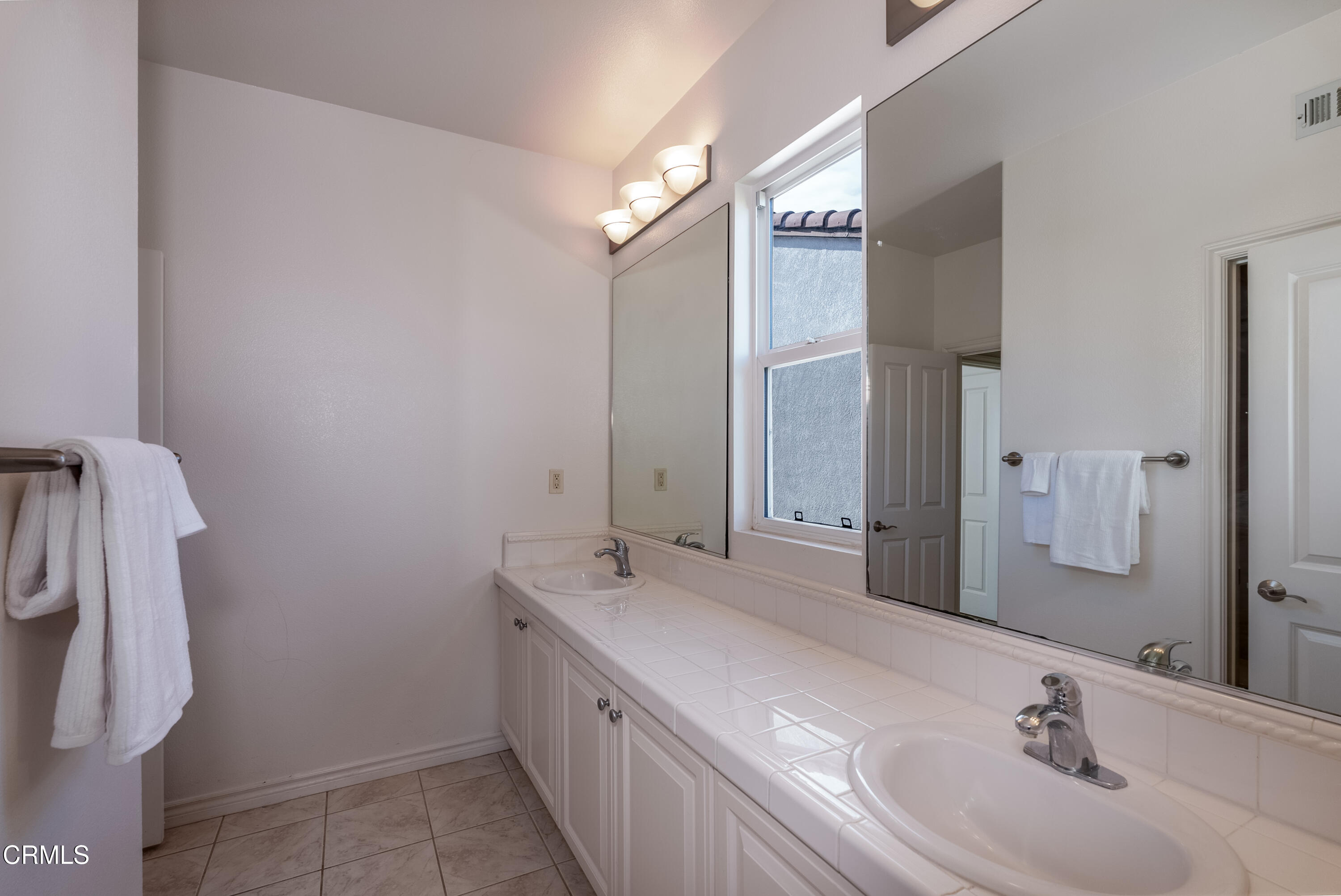 3633 Fairmont Lane Oxnard, CA 93036 - Photo 37 of 42 Bathroom