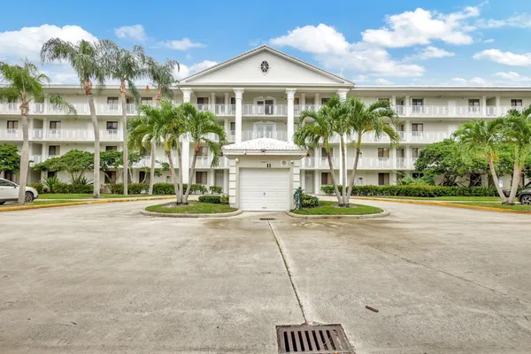 $1,950 | 2601 Village Boulevard, Unit 302, West Palm Beach, FL 33409