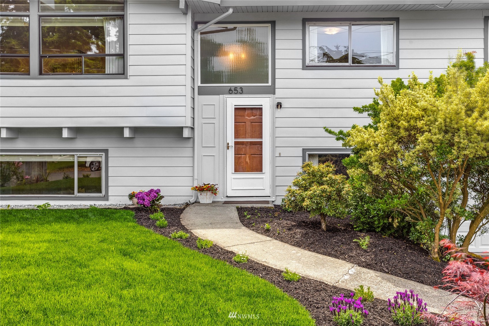 653 Southwest 116th Place Seattle, WA 98146 - Photo 4 of 36 Gallery Image 4