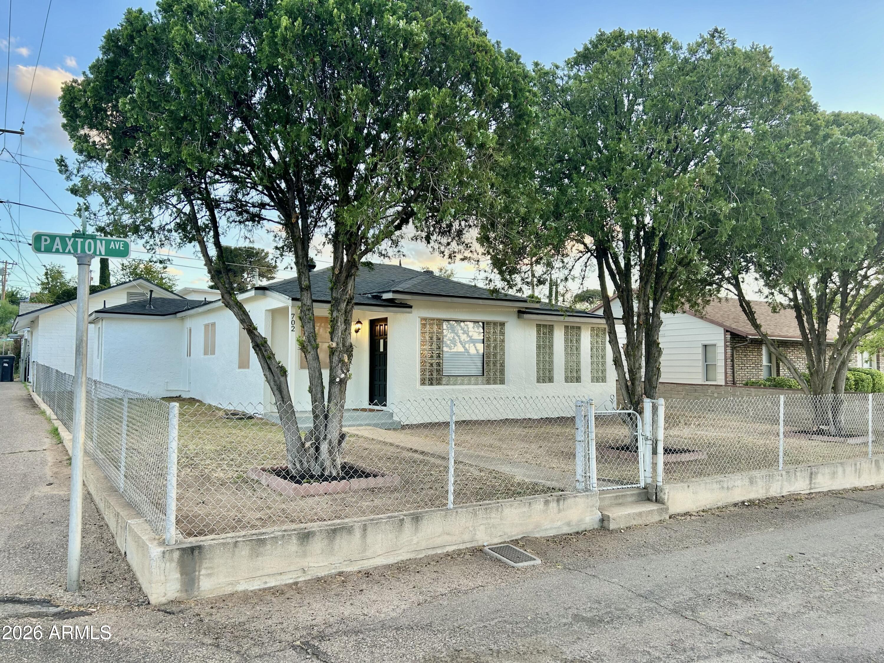 702 Paxton Avenue Miami, AZ 85539 - Photo 2 of 15 a front view of a house with garden