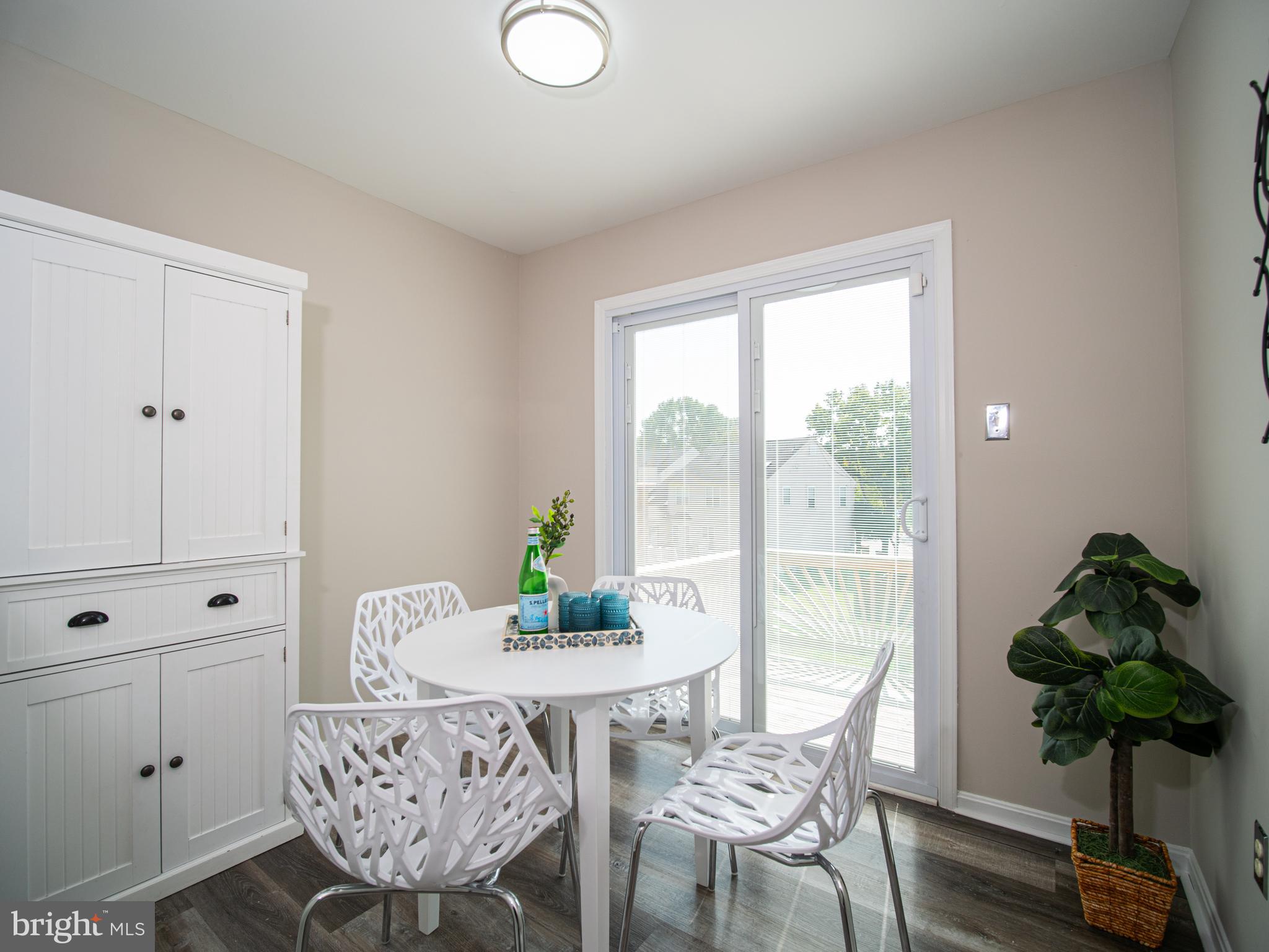 918 Lake Overlook Drive Bowie, MD 20721 - Photo 8 of 29 a living room with furniture and a potted plant