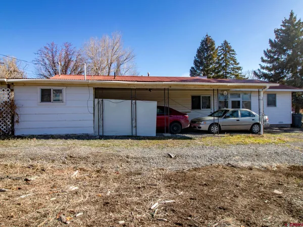 a view of a house with a yard