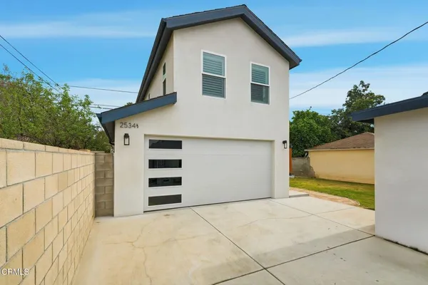 a view of a house with backyard