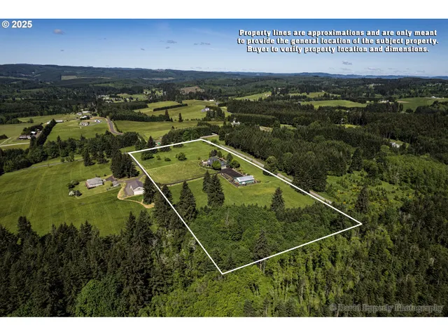 a view of a tennis court