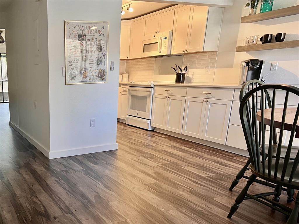 984 Sunridge Drive, Unit J3 Sarasota, FL 34234 - Photo 4 of 31