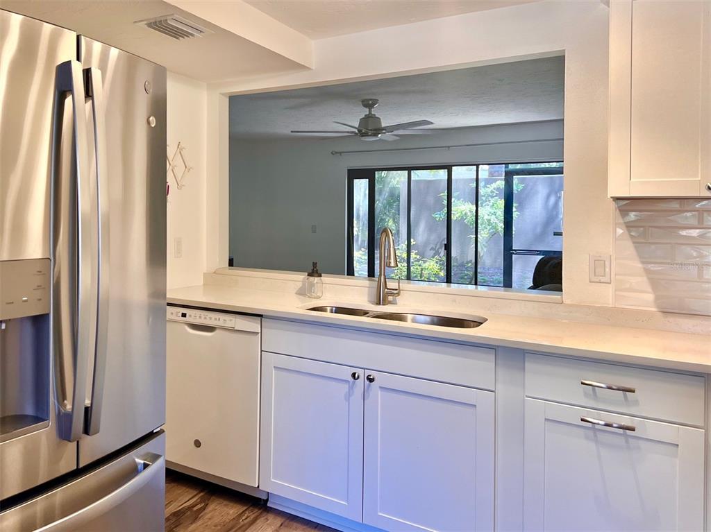 984 Sunridge Drive, Unit J3 Sarasota, FL 34234 - Photo 10 of 31