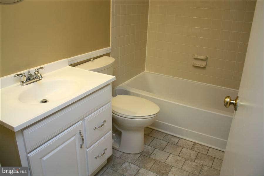 4544 28th Road South, Unit 153 Arlington, VA 22206 - Photo 12 of 17 Bath