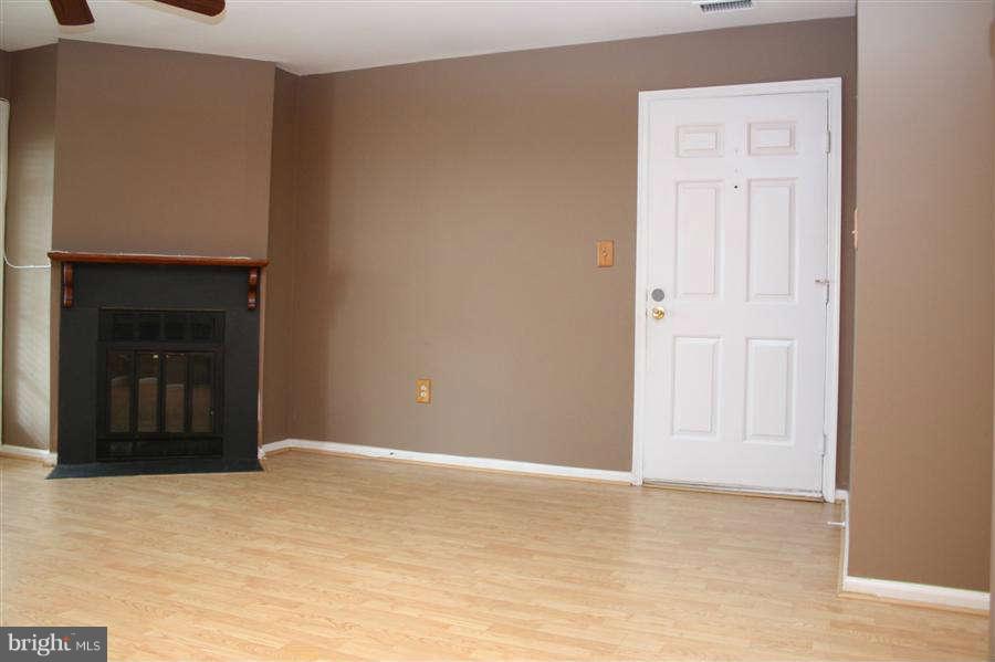 4544 28th Road South, Unit 153 Arlington, VA 22206 - Photo 3 of 17 Living Room