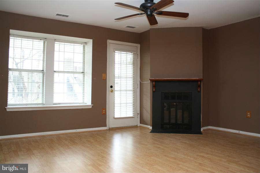 4544 28th Road South, Unit 153 Arlington, VA 22206 - Photo 4 of 17 Living Room