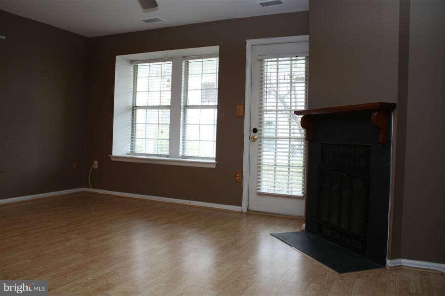 4544 28th Road South, Unit 153 Arlington, VA 22206 - Photo 5 of 17 Living Room