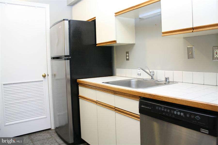 4544 28th Road South, Unit 153 Arlington, VA 22206 - Photo 7 of 17 Kitchen