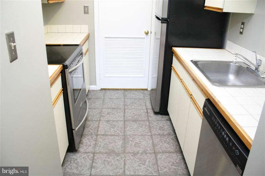 4544 28th Road South, Unit 153 Arlington, VA 22206 - Photo 9 of 17 Kitchen