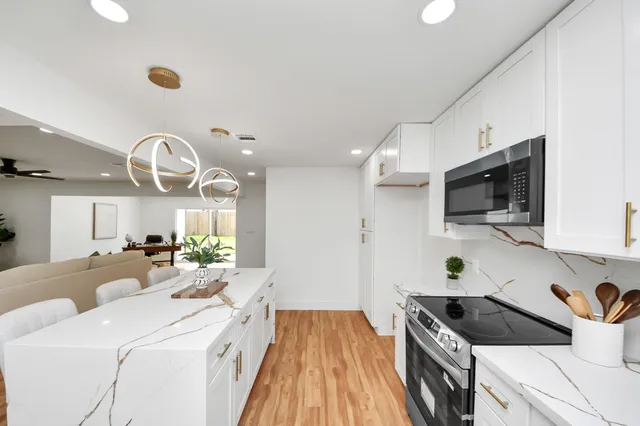 $840,000 | 6249 Locke Lane, Houston, TX 77057