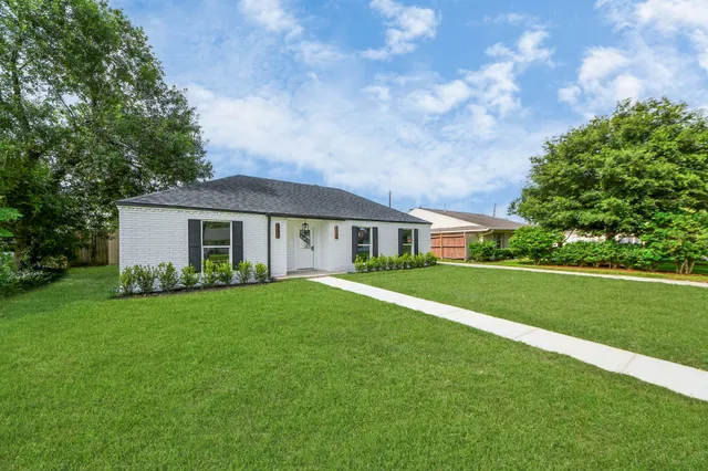 $840,000 | 6249 Locke Lane, Houston, TX 77057