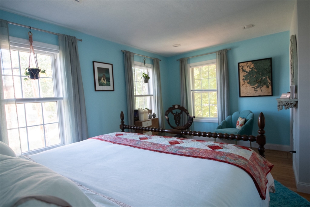 40 Brattle Street, Unit 7 Arlington, MA 02476 - Photo 8 of 15 a bedroom with a bed and a window