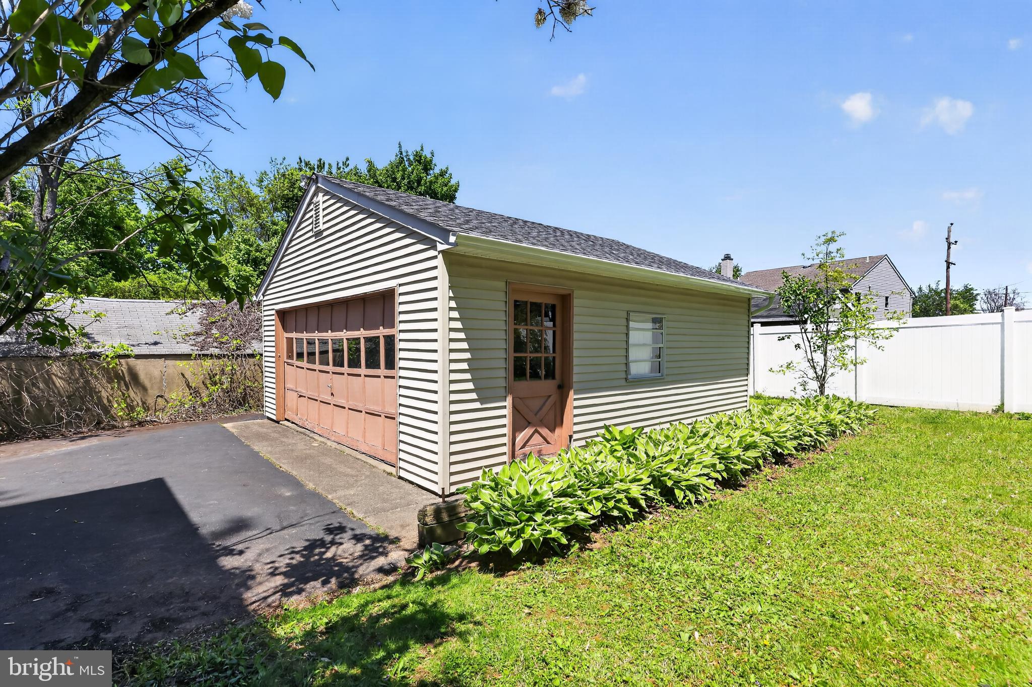 325 Manor Road Hatboro, PA 19040 - Photo 3 of 29 Gallery Image 3