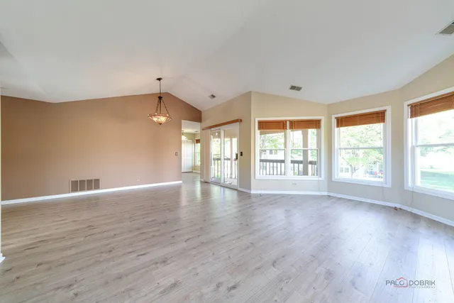 $2,600 | 305 Satinwood Terrace, Buffalo Grove, IL 60089