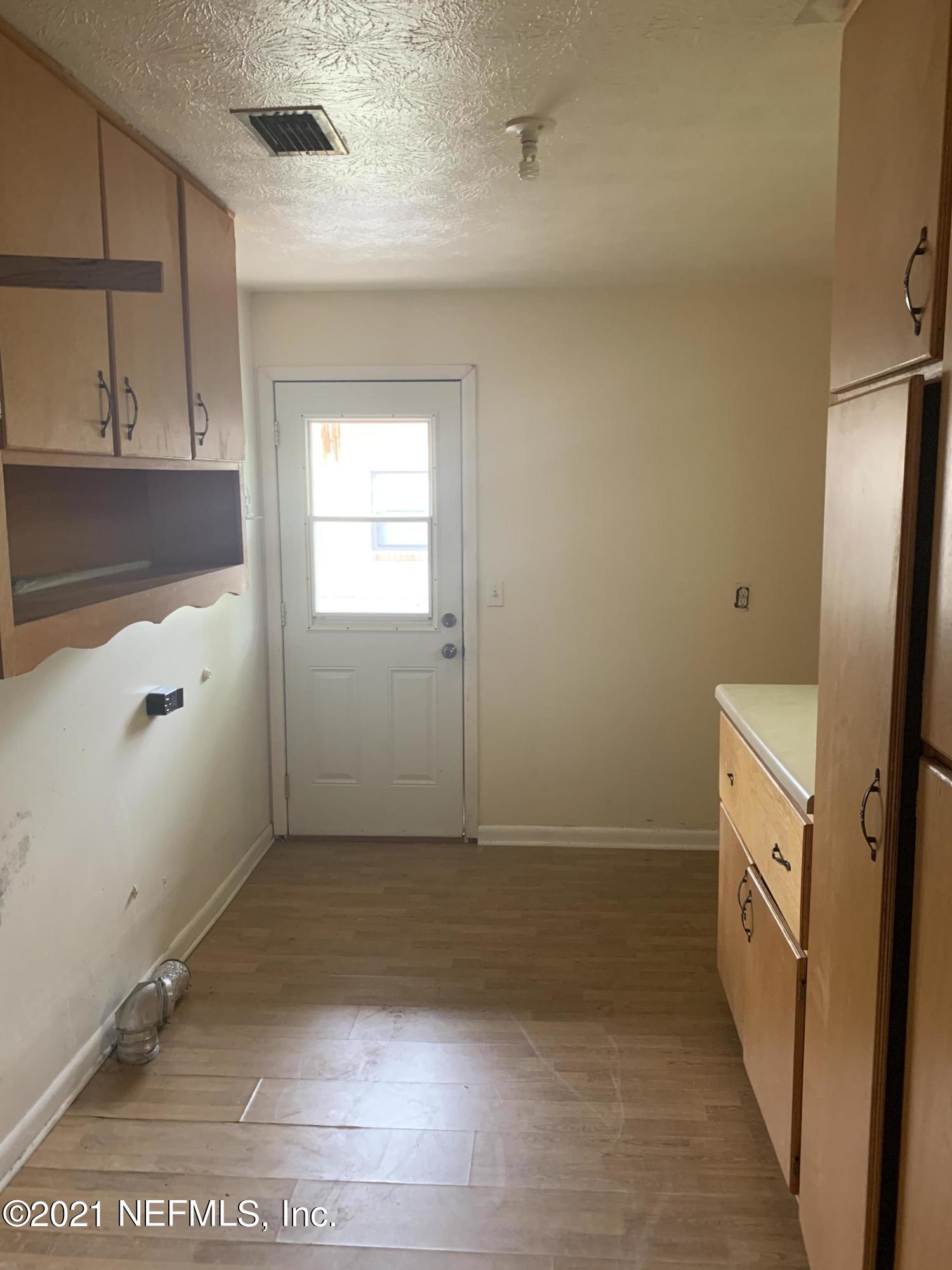 4126 Dayrl Road Jacksonville, FL 32207 - Photo 19 of 26 a view of empty room with window