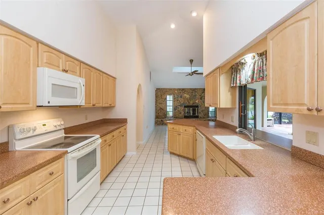 a view of empty room with an empty space