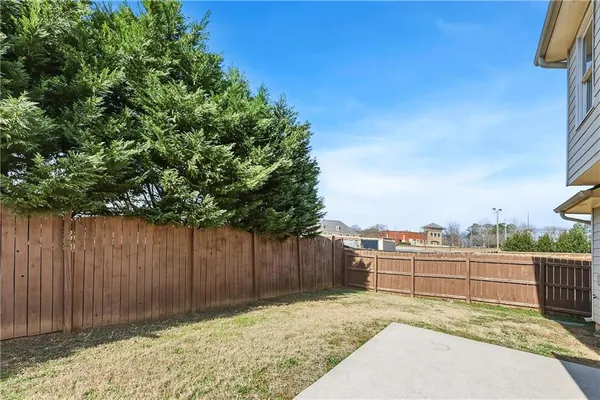 a view of a backyard