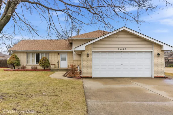 a view of a house with backyard