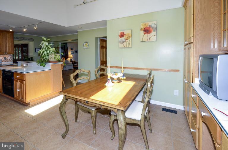 1200 Bishopsgate Way Reston, VA 20194 - Photo 12 of 30 Kitchen