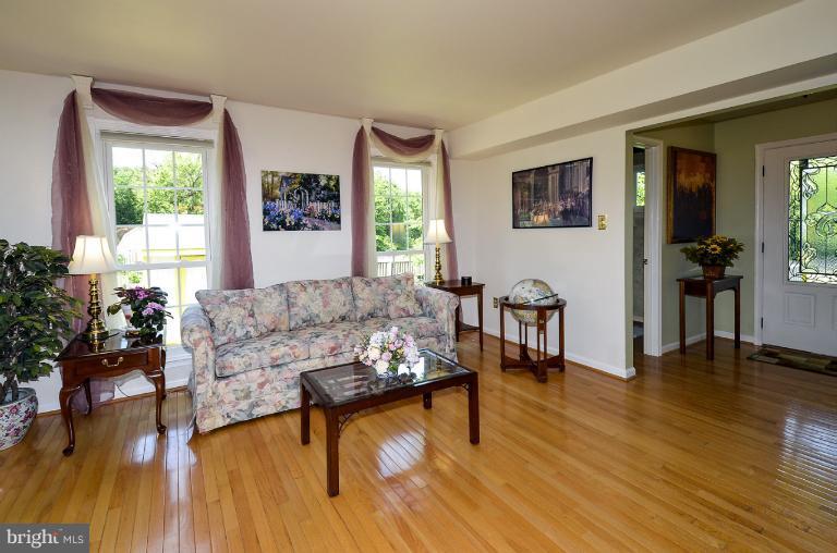 1200 Bishopsgate Way Reston, VA 20194 - Photo 19 of 30 Living Room
