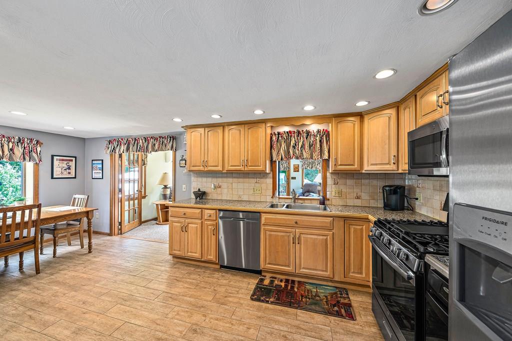 21 Regis Road Marshfield, MA 02050 - Photo 4 of 31 Gallery Image 4