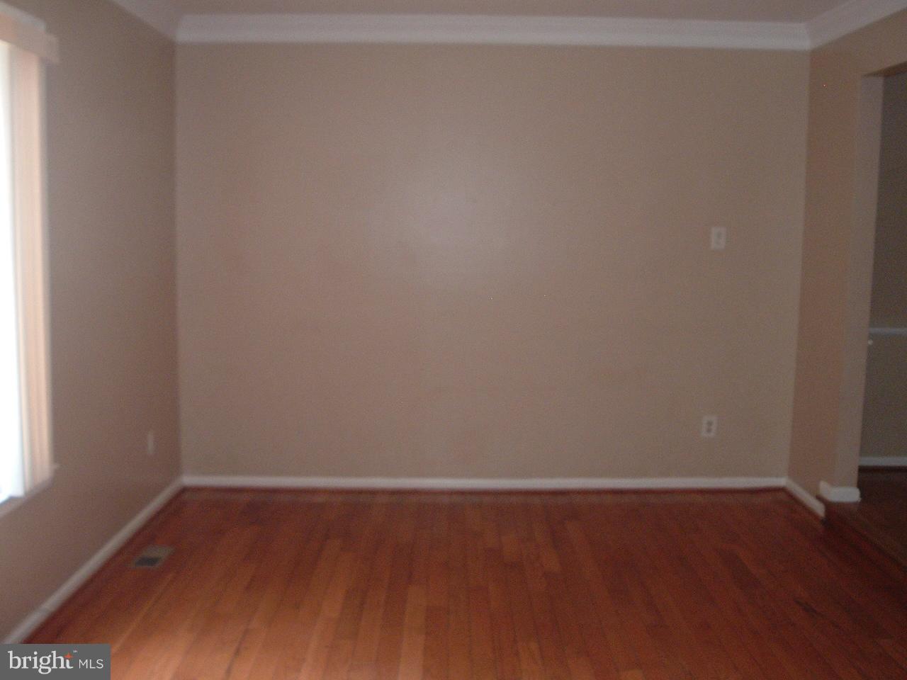 8582 Tyrolean Way Springfield, VA 22153 - Photo 9 of 18 Living Room