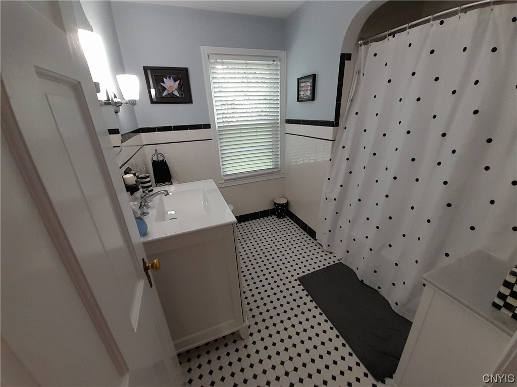 210 Pelham Road DeWitt, NY 13214 - Photo 16 of 25 2nd Floor Bath