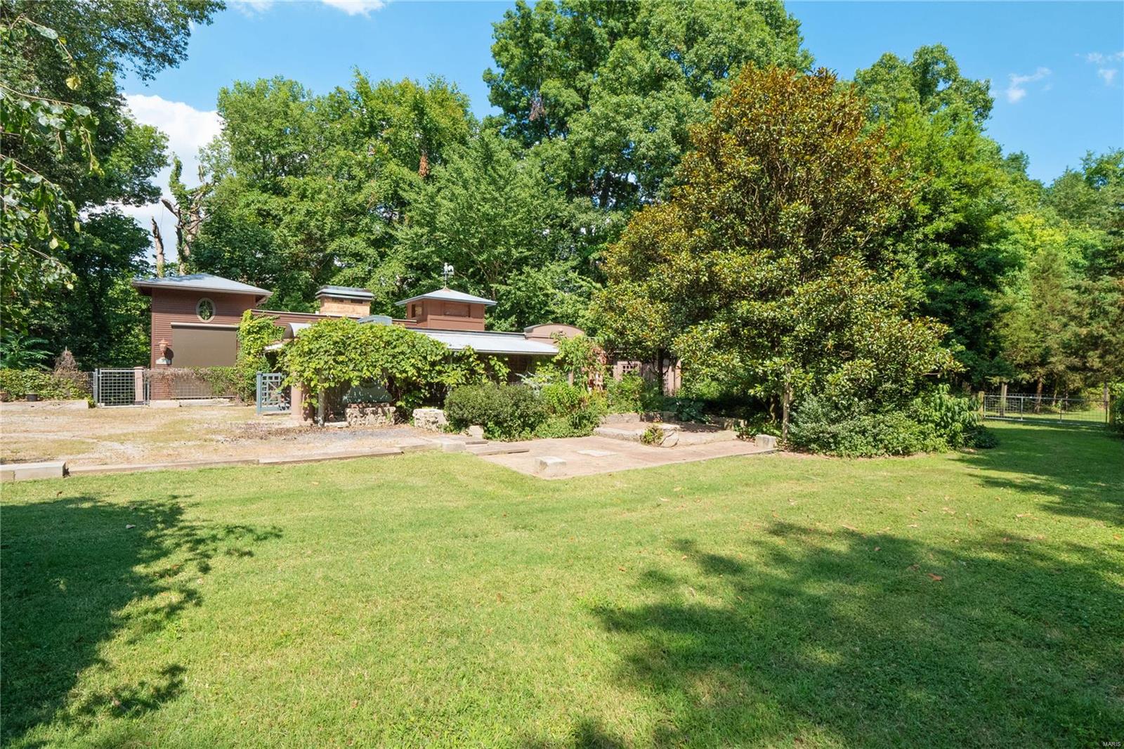 348 Avery Hill Belleville, IL 62223 - Photo 2 of 59