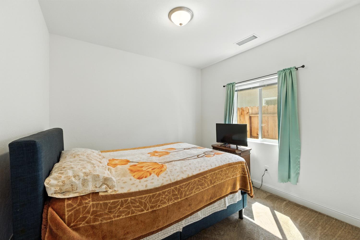 397 Amber Dinuba, CA 93618 - Photo 11 of 15