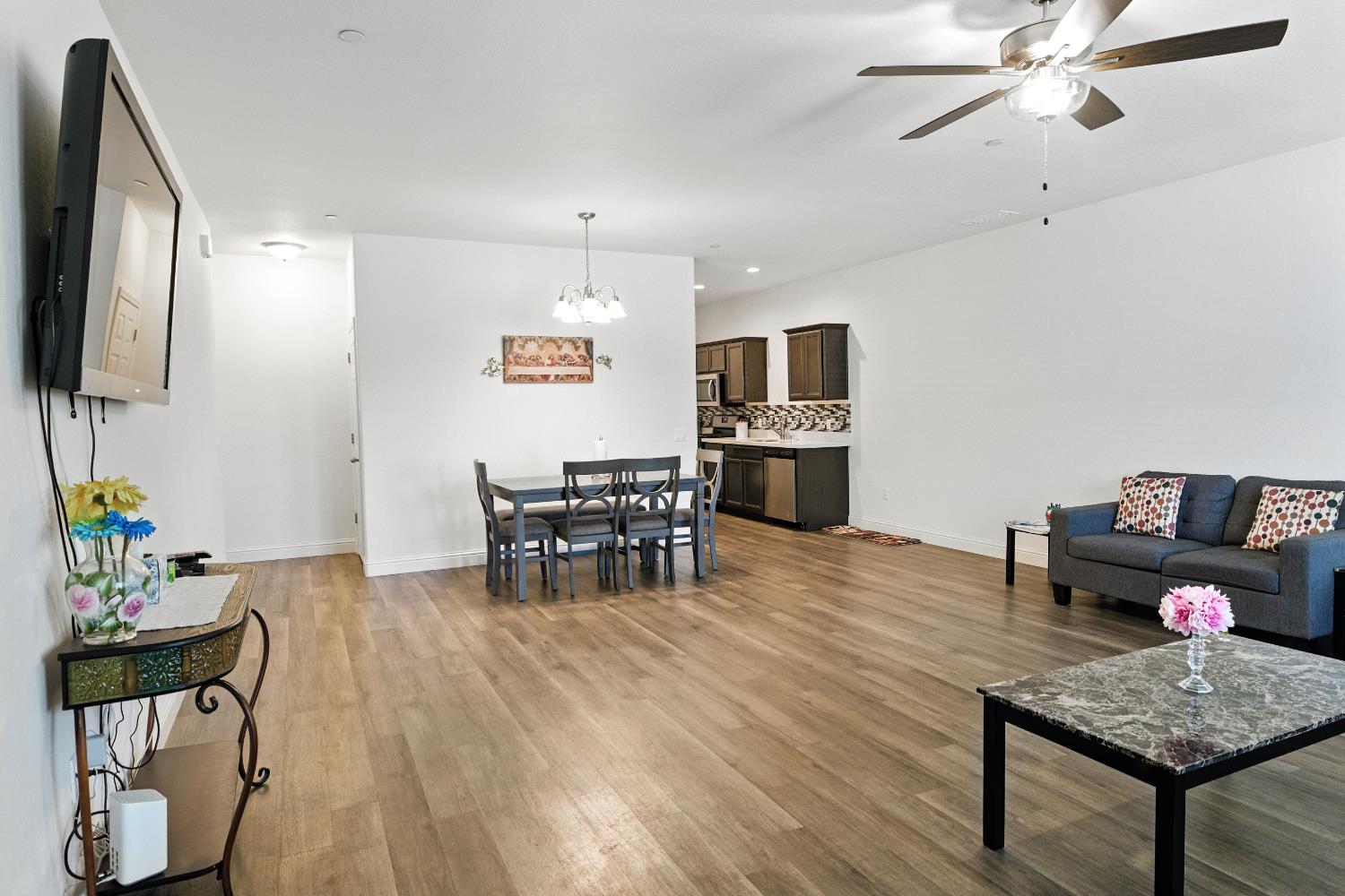 397 Amber Dinuba, CA 93618 - Photo 3 of 15