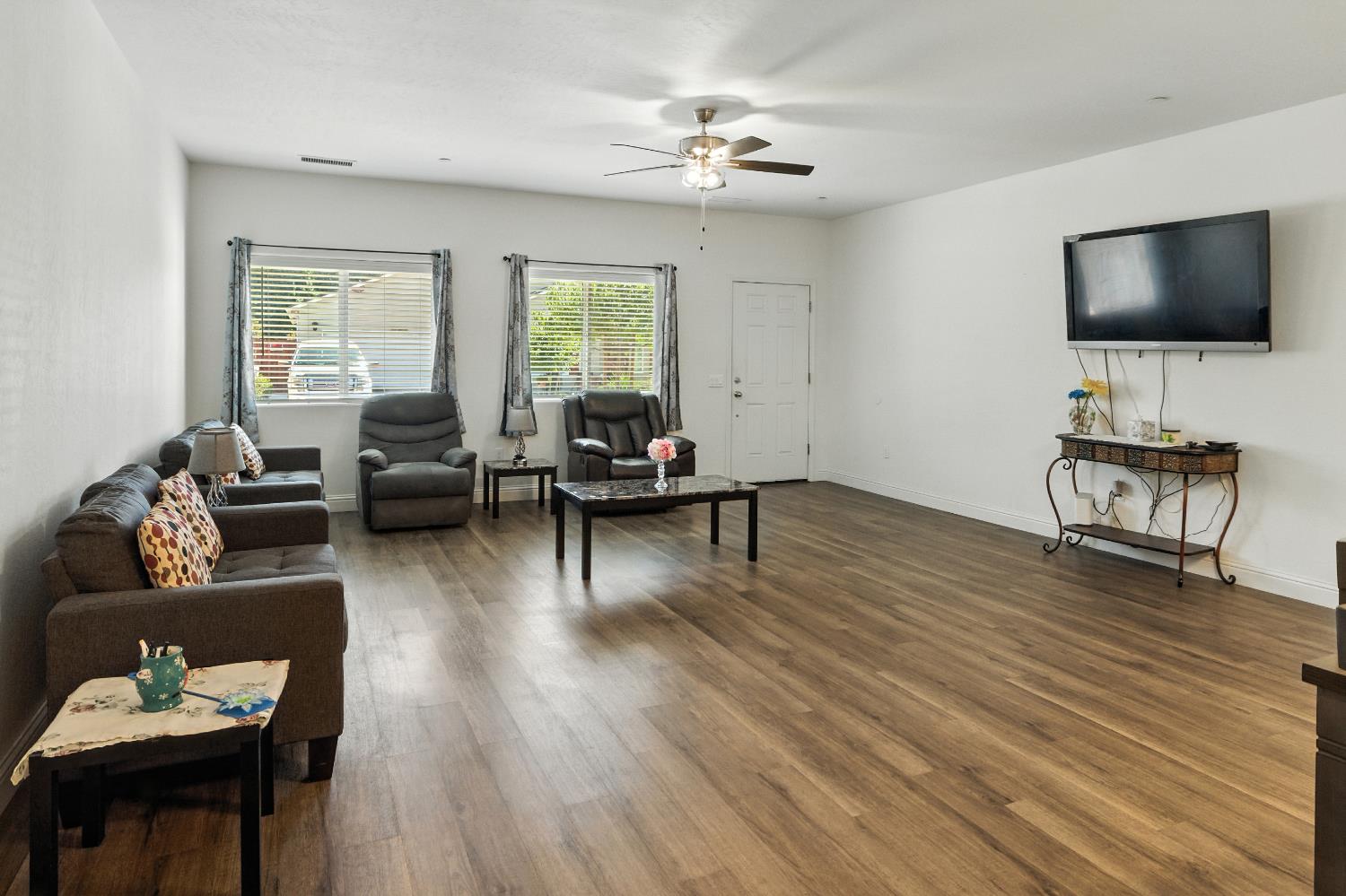 397 Amber Dinuba, CA 93618 - Photo 4 of 15