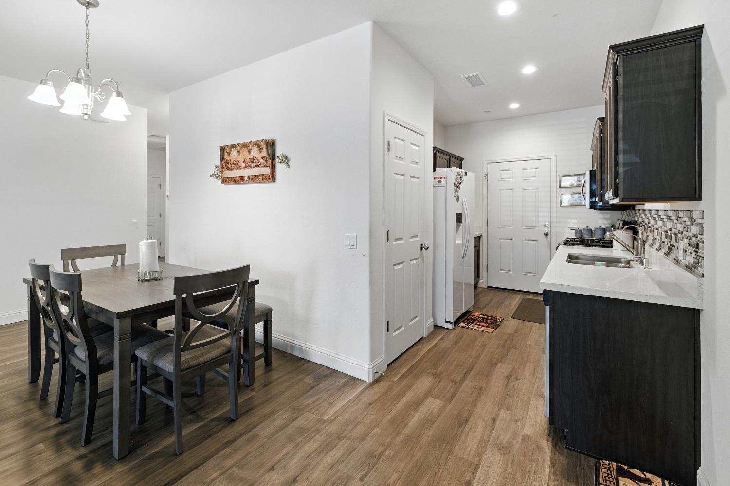 397 Amber Dinuba, CA 93618 - Photo 5 of 15