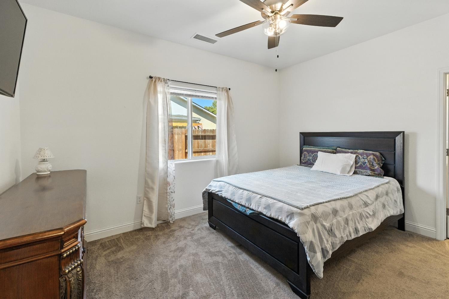 397 Amber Dinuba, CA 93618 - Photo 8 of 15